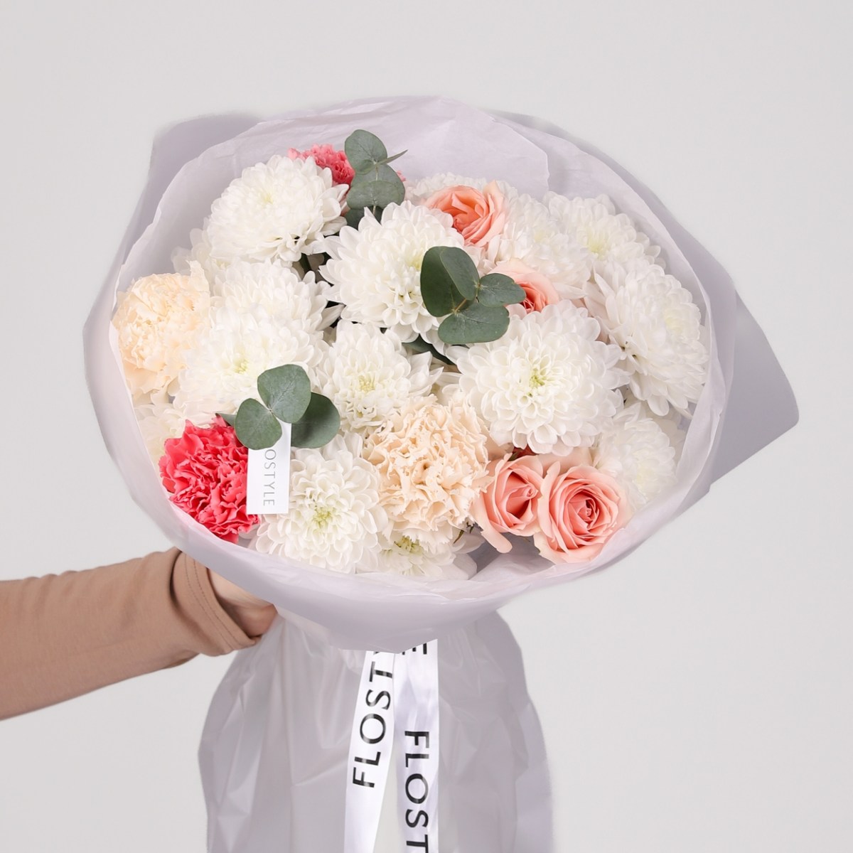 buket c hrizantemoj i diantusami 6